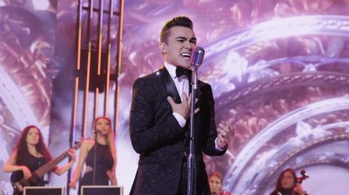 Dennis Arana se luce y est&aacute; en la pelea por ganar La Academia 