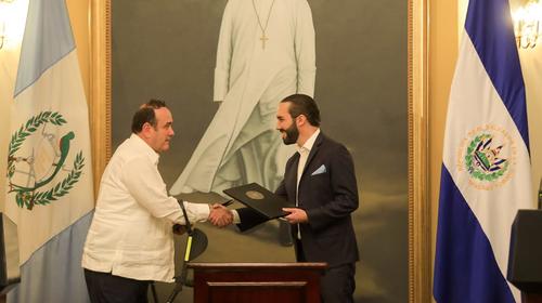 Giammattei y Bukele inauguran cielos abiertos entre ambos pa&iacute;ses