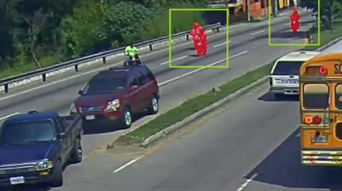 Motorista no mide su distancia, carro lo esquiva, pero moto le da