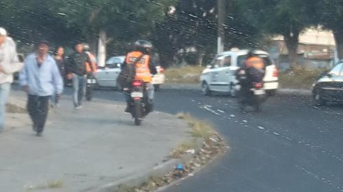 Cacer&iacute;a de motoristas que circulan sobre banquetas en la ciudad