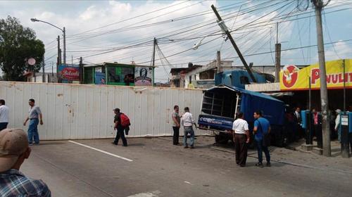 Video: Así volcó el tráiler en el KM. 15 de la Ruta al Atlántico
