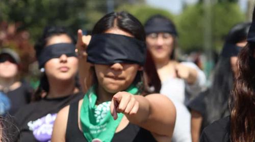 Estudiantes de la Usac se unen al c&aacute;ntico: "El violador eres t&uacute;"