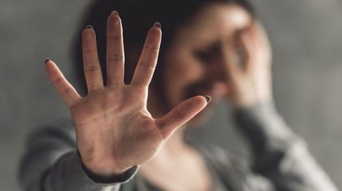 Hombre quema a su esposa por crear una "cuenta falsa" de Facebook