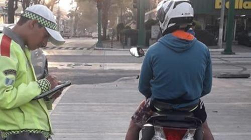 La PMT le declara la guerra a motoristas sobre las banquetas