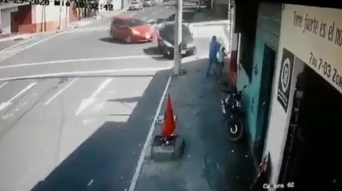 Salvados de milagro: un poste evitó una tragedia en la Reformita