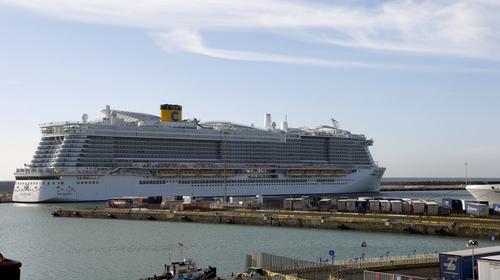 Crucero con 7 mil personas en cuarentena por caso de coronavirus