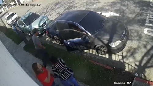 Video: así asaltan desde un carro a peatones en zona 13