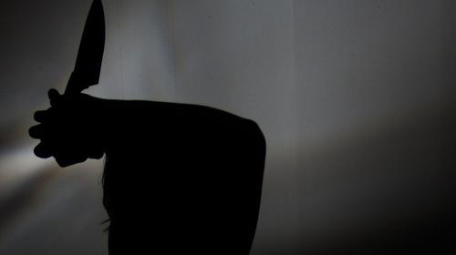 Hombre enfurecido mata a su esposa delante de sus hijos