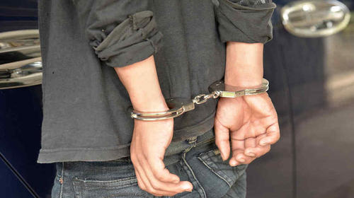 Tom&oacute; de reh&eacute;n a su hijastra, dispar&oacute; a la polic&iacute;a y as&iacute; termin&oacute;