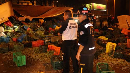 Cami&oacute;n vuelca y deja tirado su cargamento de verduras en zona 3