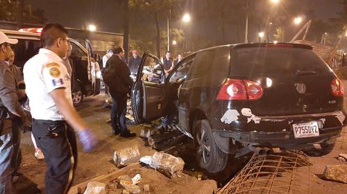 Conductor se empotra en parada del Transmetro en construcci&oacute;n