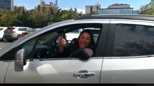 #LadyHijaDeGeneral amenaza a polic&iacute;a y raya un carro en M&eacute;xico