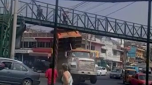 Cami&oacute;n impacta contra una pasarela mientras pasaban dos mujeres