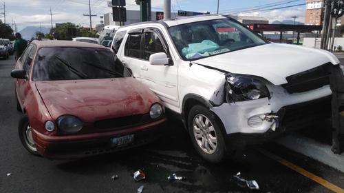Imprudencia deja tres menores de edad heridos tras fuerte choque 