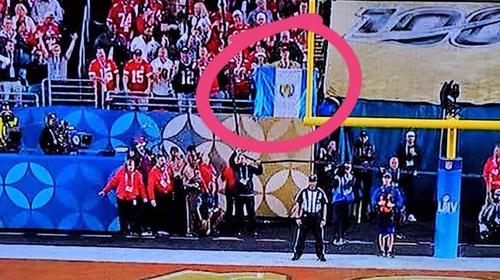 La bandera de Guatemala se roba el show en el Super Bowl