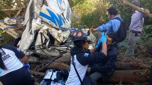 &iexcl;Sobrevivi&oacute; de milagro! Su cami&oacute;n cae a barranco y queda deshecho