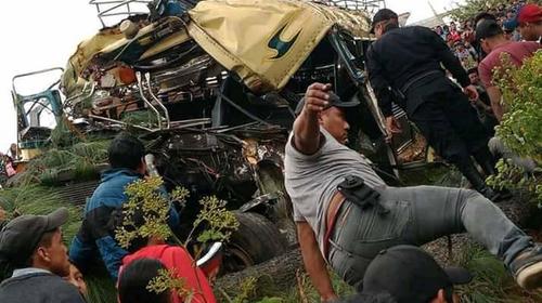 Camioneta cae al fondo de un barranco y deja varias v&iacute;ctimas