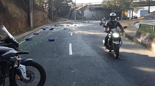 Cami&oacute;n bota carga de bebidas gaseosas en la entrada al CENMA