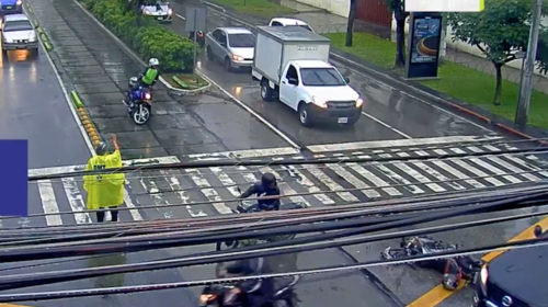 Motorista no se percata de se&ntilde;al, derrapa y choca en la zona 9