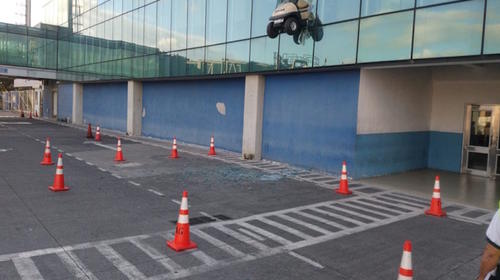 Un vehículo se estampa en ventanales del Aeropuerto La Aurora