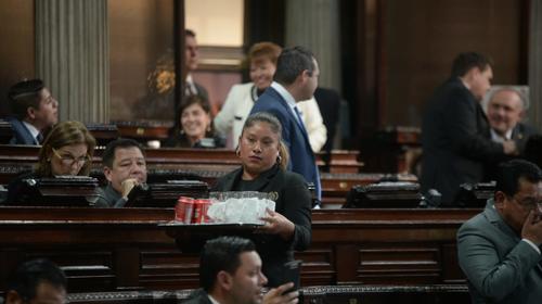 Pese a molestia ciudadana, diputados reciben refacción en sesión