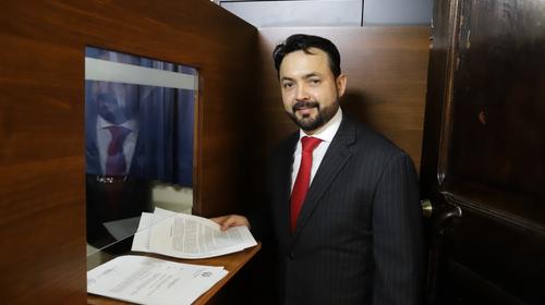 Diputado no acepta "tablet" y pide donarla a un estudiante