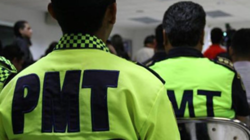 Agentes de la PMT golpean a hombre ebrio en plena calle