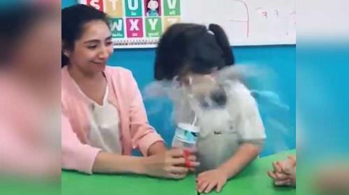 Maestra hace un reto cruel con una alumna y se burla de ella