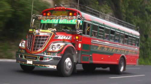 Ayudante de bus agrede a PMT que los mult&oacute; por ir contra la v&iacute;a