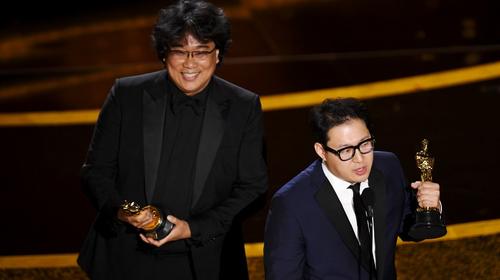 Bong Joon-ho y su reacci&oacute;n viral al ganar el Oscar a mejor cinta
