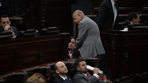 Diputado sufre problemas de salud en plena sesión del Congreso