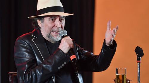 Joaqu&iacute;n Sabina se desploma en pleno concierto en Espa&ntilde;a 