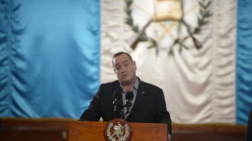 Giammattei señala que algunas ONG reciben dinero para el crimen