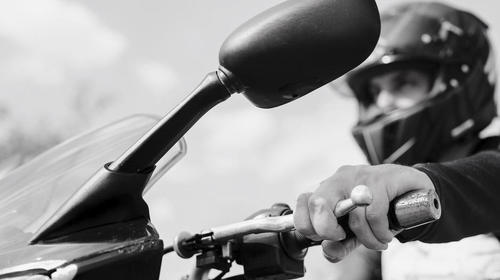 Motorista muere al perder control y chocar con un carro en Mixco