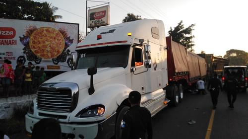 Motoristas chocan de frente contra un cabezal