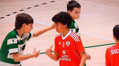 Niño ve la tarjeta blanca de Fair Play por decir que no fue penal