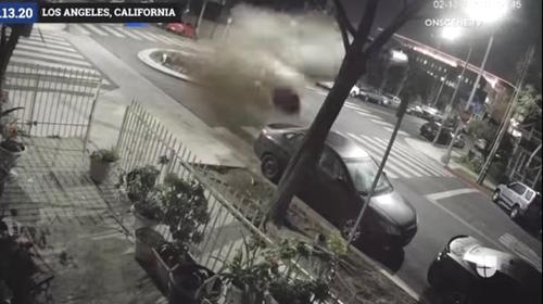 Carro provoca un impresionante choque en redondel y sale volando