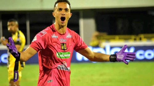 Ricardo Jerez ataja otro penal y sale con aplausos del estadio
