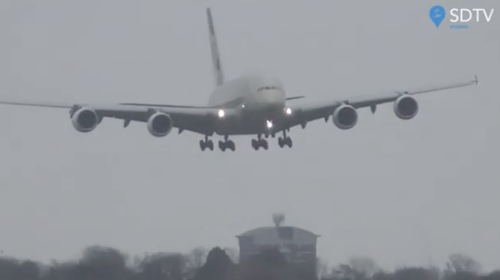 Avi&oacute;n con 400 pasajeros hace un impactante aterrizaje en Londres