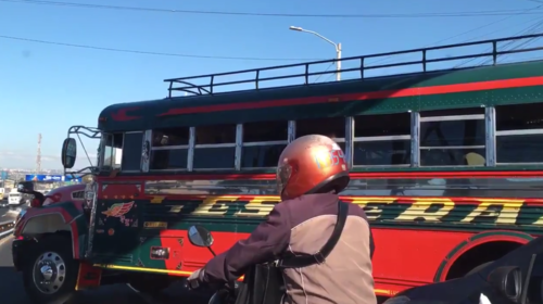 Cruza el bus y paraliza el tránsito para pelear con otro piloto