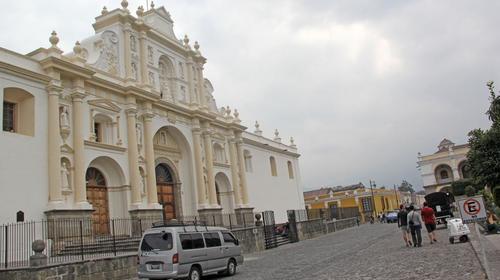 Ensuciaron calle de Antigua Guatemala y los obligaron a limpiar