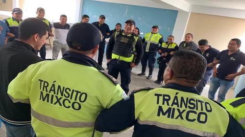 Agente de PMT devolvi&oacute; billetera con casi Q25 mil