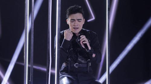 Despiertan a Dennis Arana con marimba y así fue su reacción