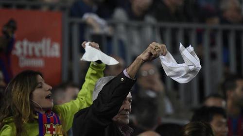 Pa&ntilde;uelos blancos en el Camp Nou contra Bartomeu y la directiva