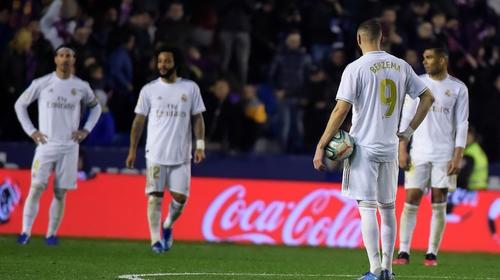 Un golazo derrumba al Madrid ante el Levante y el Bar&ccedil;a es l&iacute;der