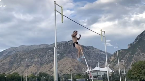 ¡Qué dolor! Atleta se clava la pértiga en la entrepierna