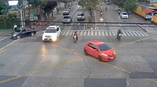 Imprudencia en el tr&aacute;nsito provoc&oacute; accidente en la zona 9