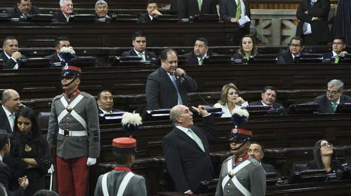 La UNE decide expulsar a seis diputados por "traición" al partido