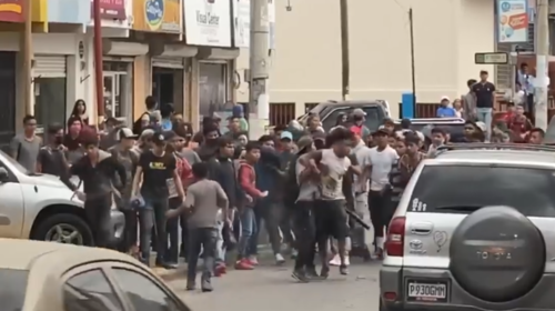 Vandalismo y destrucci&oacute;n de carros en Carnaval de Huehuetenango