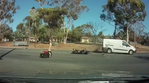 Impactante video de motorista que vuela tras chocar con camioneta